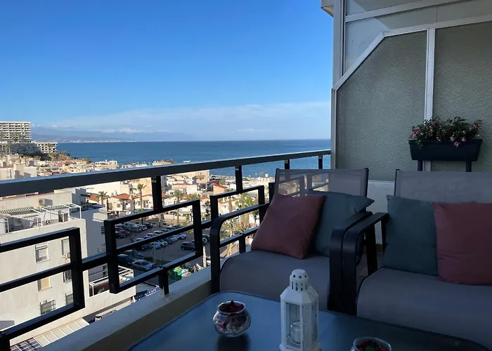 Apartamento Totalmente Reformado Con Piscina Y Jardines Al Lado De La Playa De La Carihuela