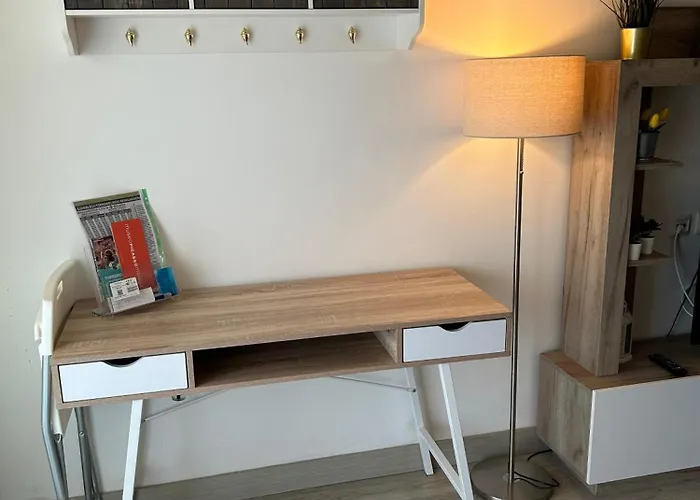 Apartamento Totalmente Reformado Con Piscina Y Jardines Al Lado De La Playa De La Carihuela