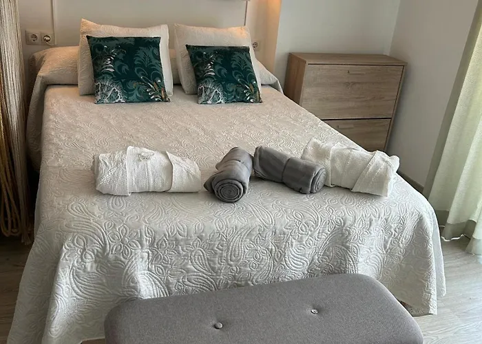 Apartamento Totalmente Reformado Con Piscina Y Jardines Al Lado De La Playa De La Carihuela